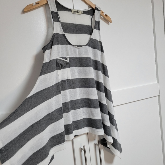 ✨️3 For $30✨️Soho Flowy Tank (M) - Picture 9 of 9